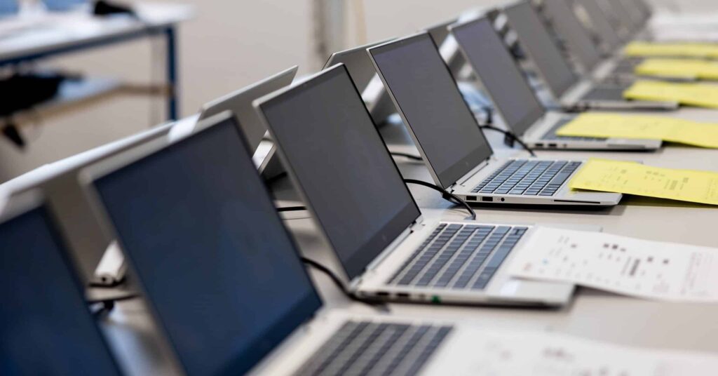 Équipe informatique dédiée en outsourcing B2B assurant le développement logiciel, le support technique et la gestion de projets pour les entreprises.